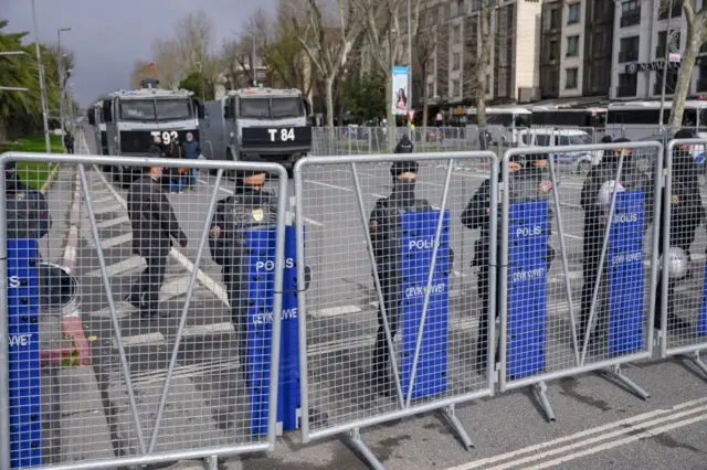 19 Mart günü, İstanbul Emniyet Müdürlüğü'nün bulunduğu Vatan Caddesi'ndeki güvenlik önlemleri. Görüntüde polis bariyerleri, polisler ve TOMA'lar bulunuyor. 