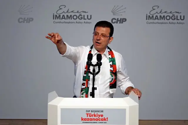 İmamoğlu, aday adaylığı kampanyası kapsamında 16 Mart'ta Diyarbakır'da konuşuyor.